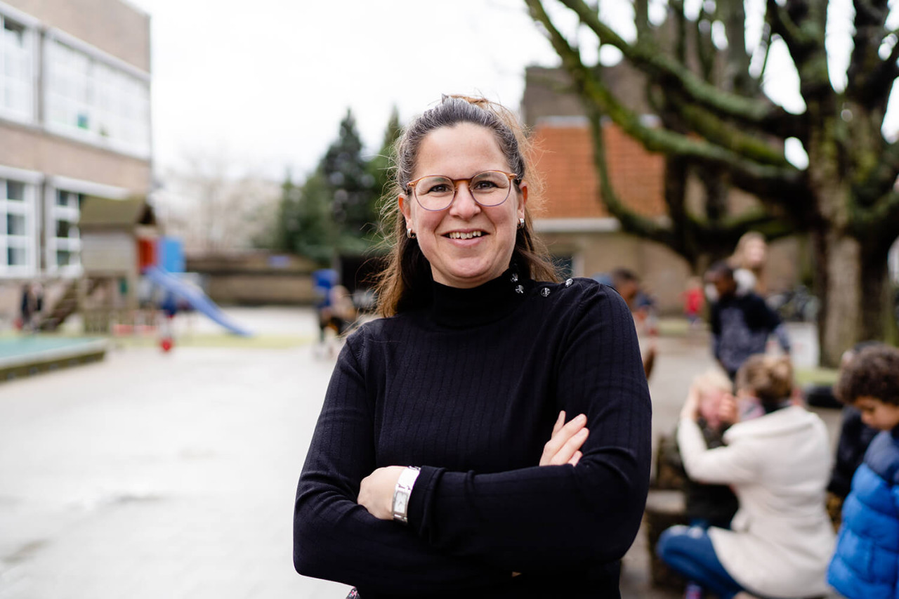Lerares op schoolplein
