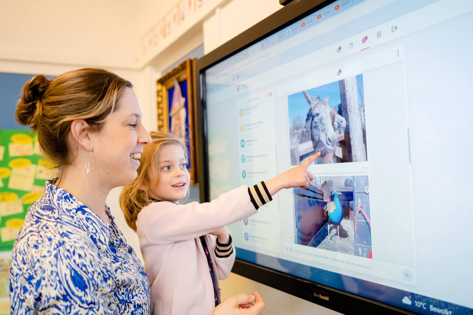 Wijzen naar het digitale scherm